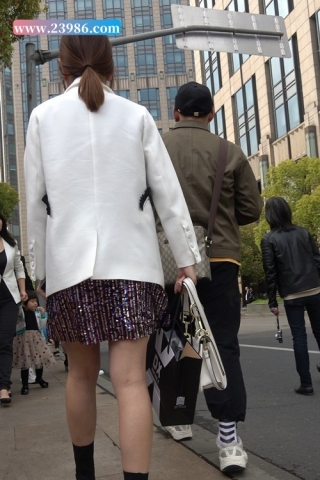 4K - 美女这裙子一闪一闪亮晶晶 [1.09 GB/MP4]（视频版）