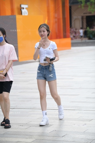 街拍热裤小白鞋美眉