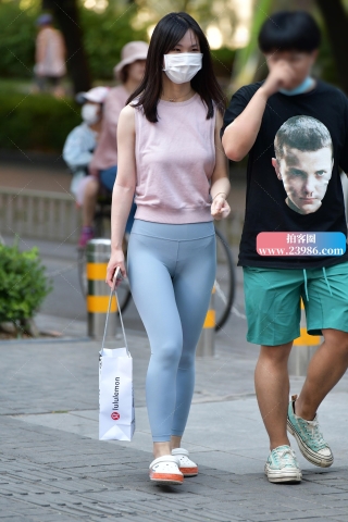 ★浅色紧身裤小美女