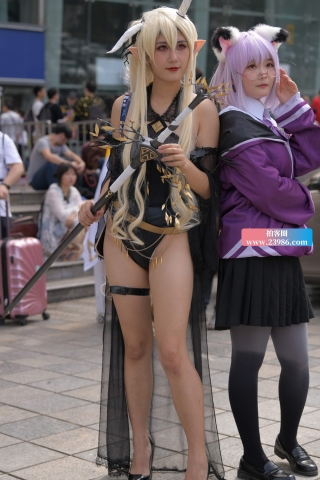 玩cos的二次元少女