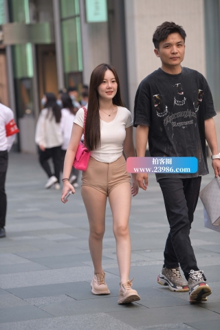 街拍紧身热裤清秀女生