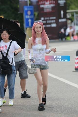 街拍可爱热裤女孩儿~