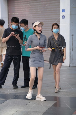 街拍灰色裙丝袜小姐姐