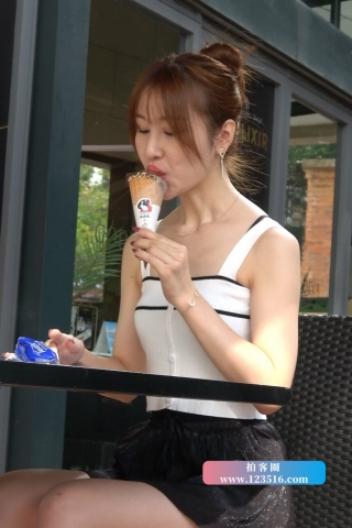 4K - 吃雪糕的小清新街拍美女 [2.05 GB/MP4]（视频版）