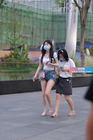 街拍热裤小蛮腰姑娘