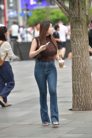 街拍丰腴身材，牛仔裤美女~
