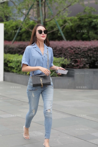 街拍蓝牛墨镜美眉
