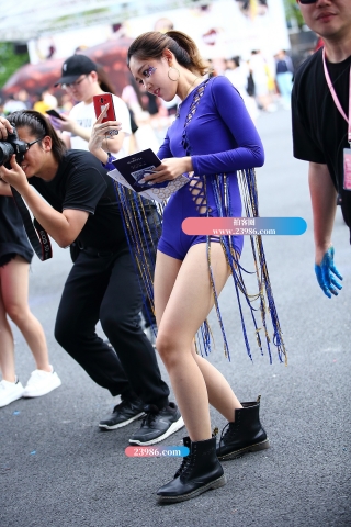 【Mark赛帖】蓝色热裤美女