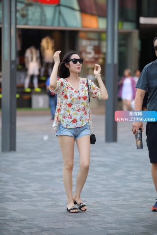 街拍碎花衬衫高颜值女友