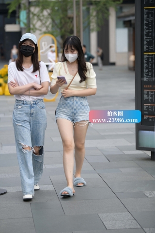 街拍小清新热裤女孩跟闺蜜