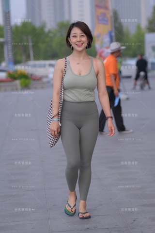 【街拍之魂赛帖】性感风情紧身**