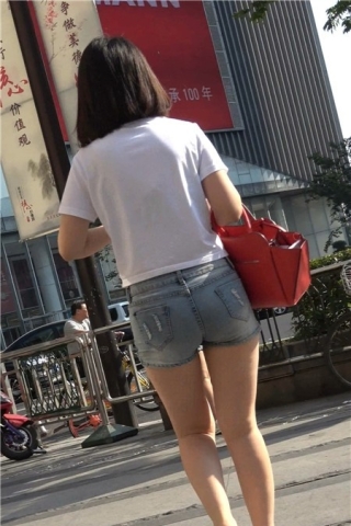 4K - 白T恤超短牛仔热裤街拍美腿漂亮美女 [493 MB]（视频版）
