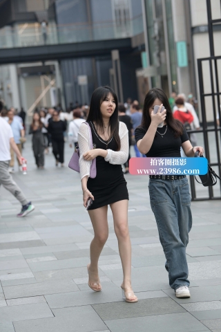 街拍短裙小姐姐