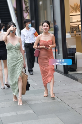 街拍吊带长裙白皙美女组合