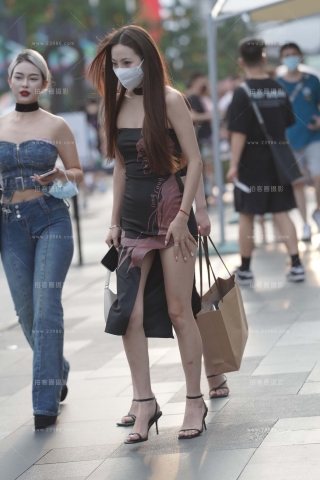 抓拍开衩裙美女