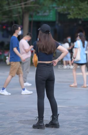 街拍黑色紧牛小妹