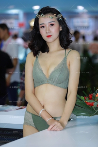 内衣展的美女模特