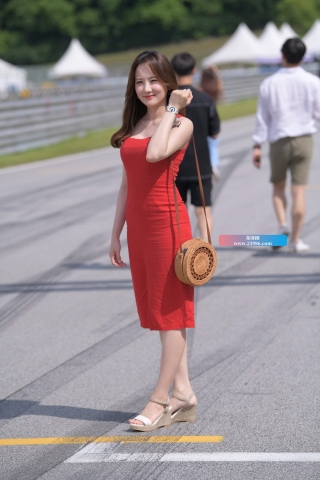 街拍气质红裙美女