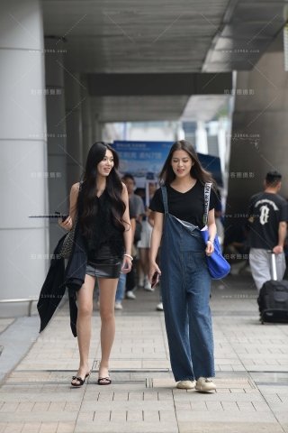 长腿美女跟闺蜜