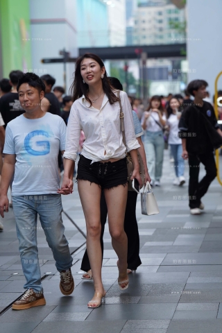 黑色热裤白衬衫长腿美女