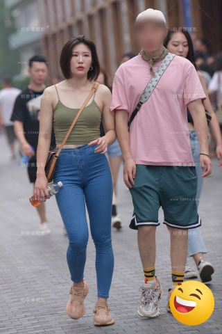【街拍之魂赛帖】性感紧身丰臀牛仔