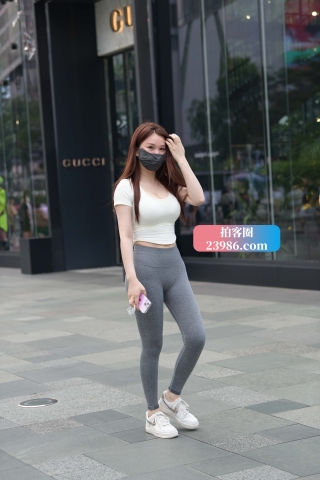 街拍极品紧身蜜臀弹力裤美眉