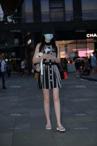 白嫩美腿连衣裙小姐姐