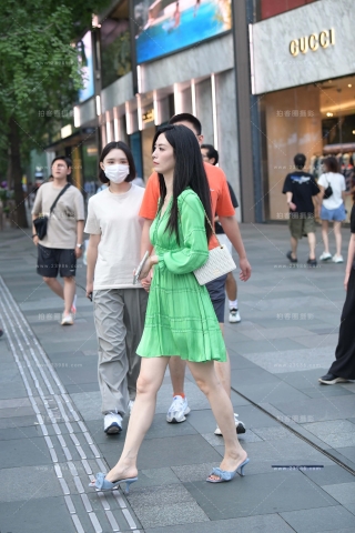 街拍绿色长裙美姐姐
