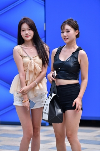 ★姐妹热裤美女