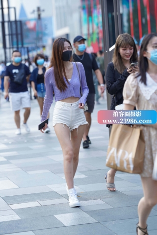 街拍白短热牛小姐姐
