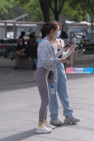 街拍娇小型紧身瑜伽裤妹儿