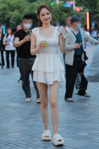 白色连衣裙美女