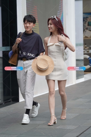 街拍白皙时尚女神美女