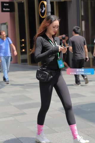 街拍紧身打底裤美眉