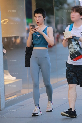 黄昏下的紧身裤小**