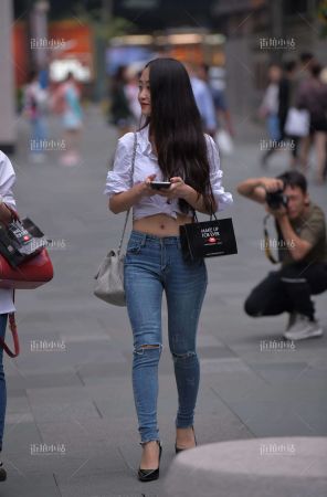 街拍白衬衫紧牛美眉