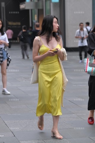 性感低胸黄裙子