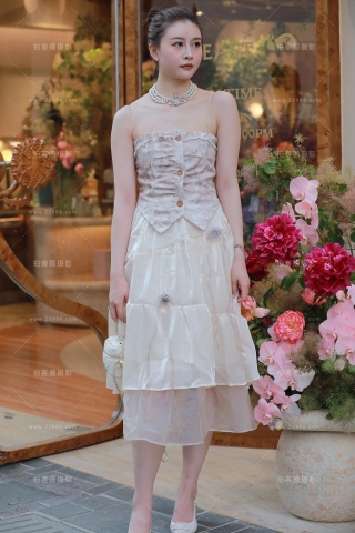 【玻璃街拍】花棚漂亮小姐姐