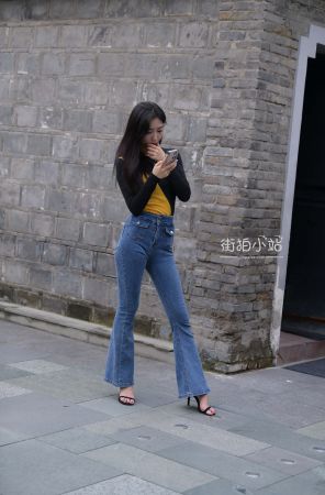 两位长腿牛仔美女