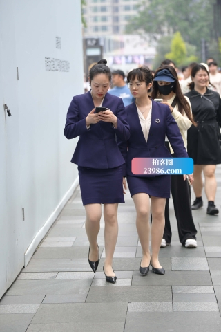 抓拍通勤装姐妹