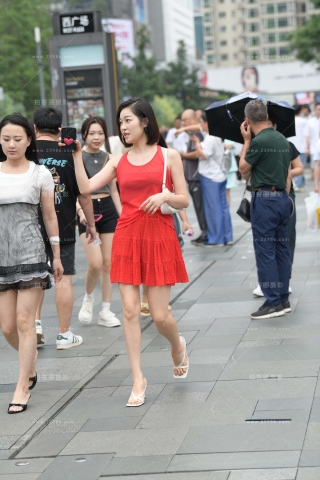 街拍短发红裙美女姐姐