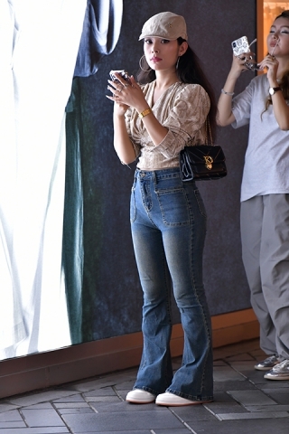 ★耳环牛仔裤美女