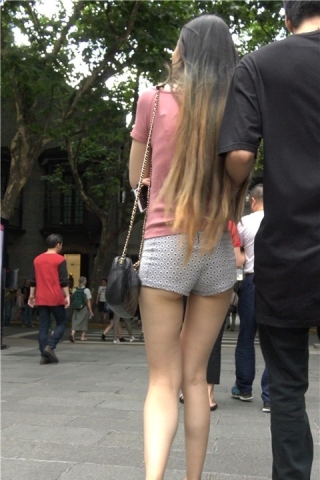 4K 街拍粉色T恤热裤性感美腿美女 [1.01 GB]（视频版）