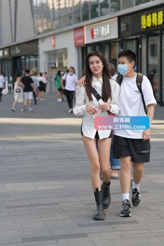 街拍大长腿美眉