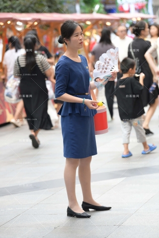 街拍发小礼品的金店促销员