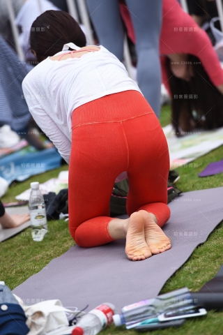 【咔喳赛帖】草地上的一抹红