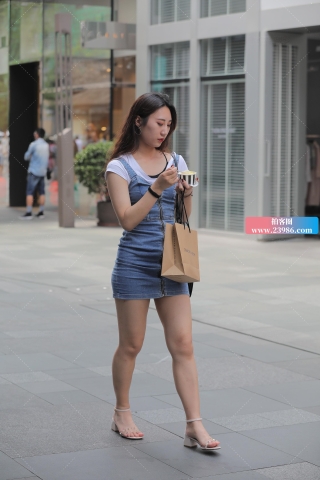 有些丰臀的女孩