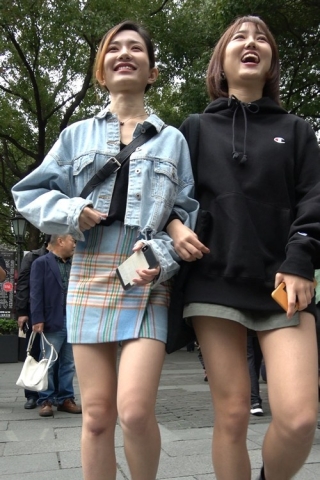 4K - 气质街拍美女姐妹边走边拍 [1.88 GB/MP4]（视频版）