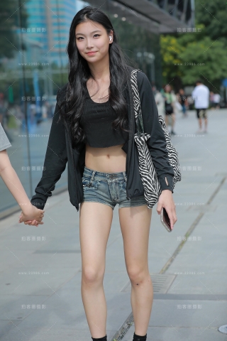 【玻璃街拍】逛街的热裤小妹