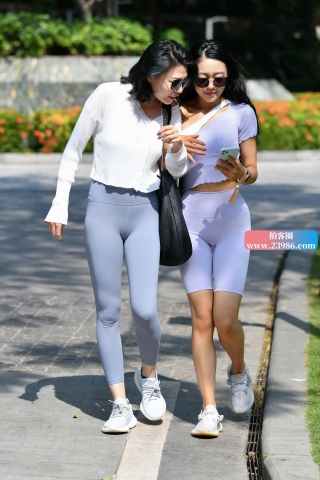 ★闺蜜紧身裤美女